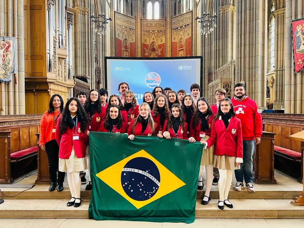 Equipe da PlayPen campeã do BEO com a bandeira do Brasil
